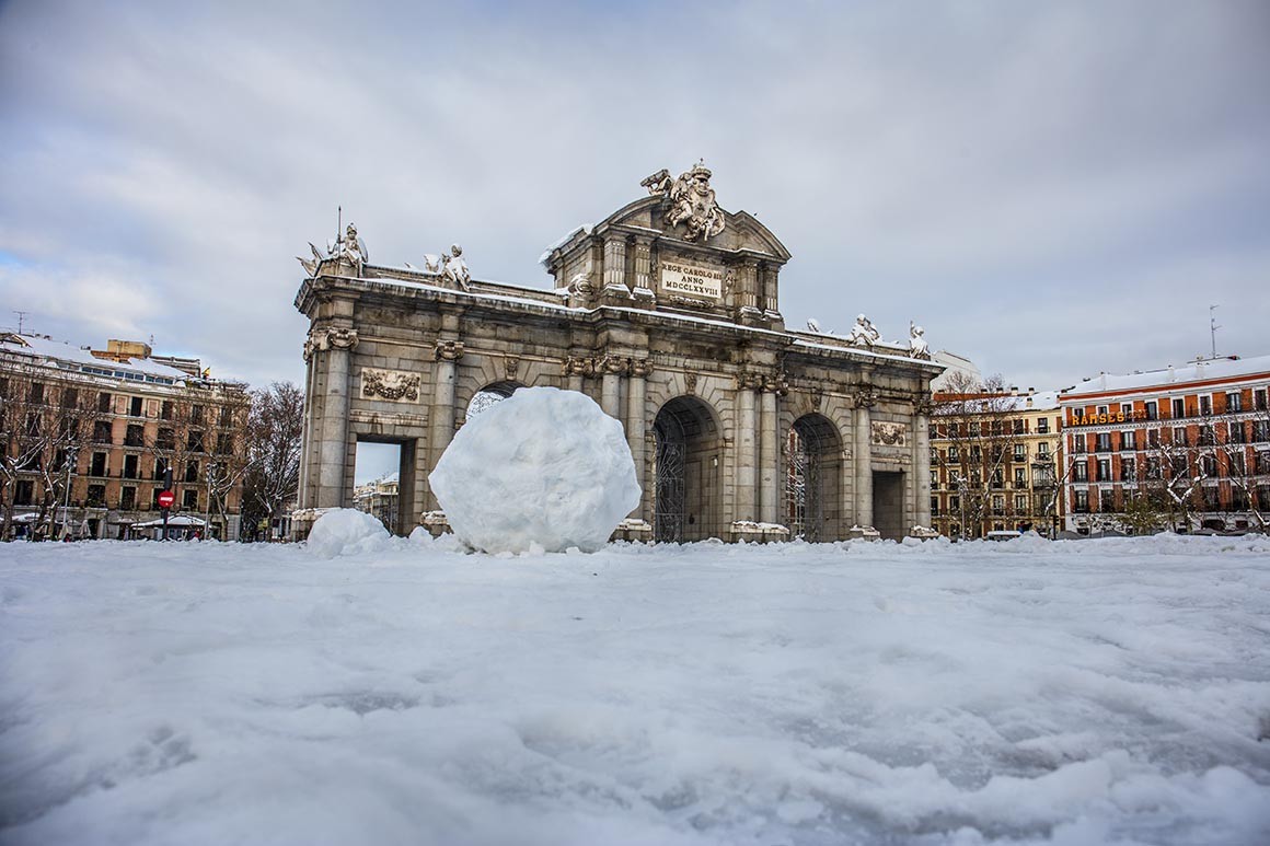 Puerta de Alcalá nevada