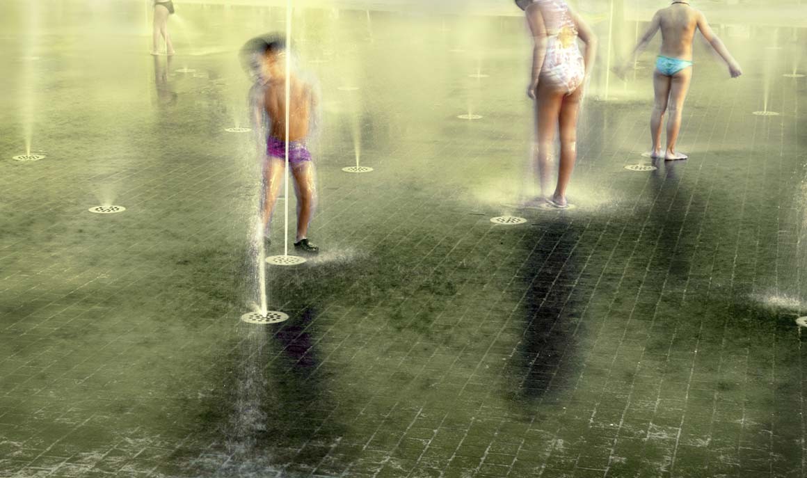 Niños jugando con el agua en Madrid Rrío